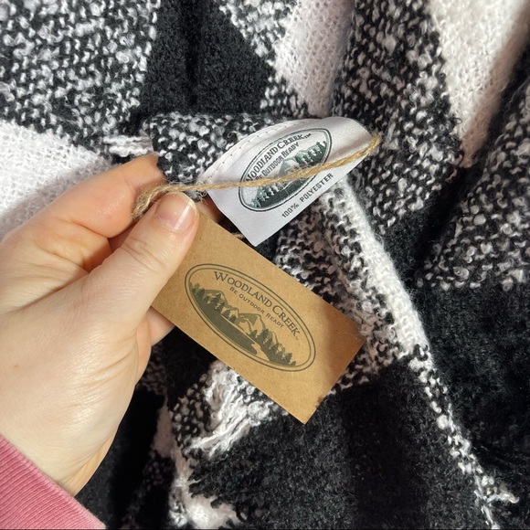 NWT Woodland Creek, Buffalo Plaid Poncho. Sooo super soft!! - Picture 3 of 5